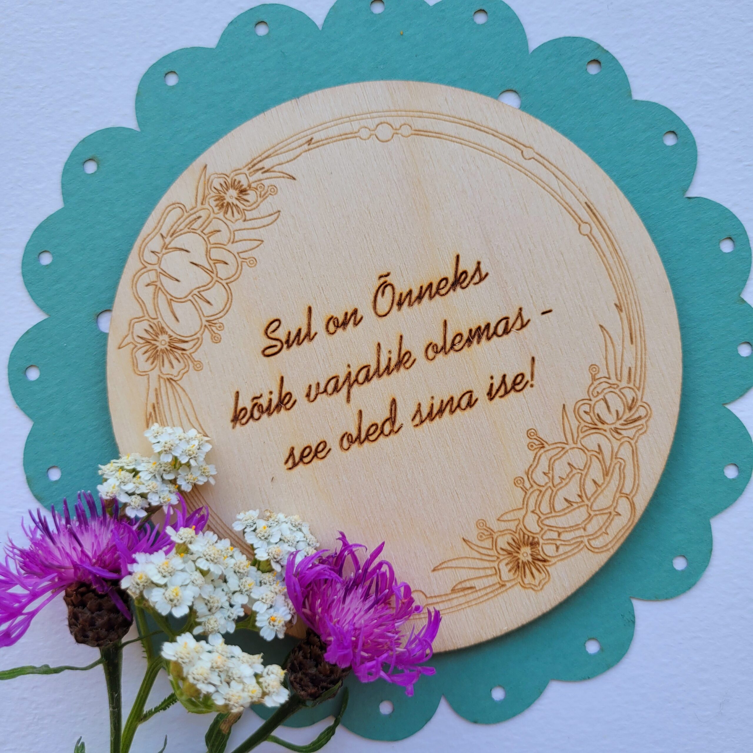 Inspireerivate sõnumitega tassialused