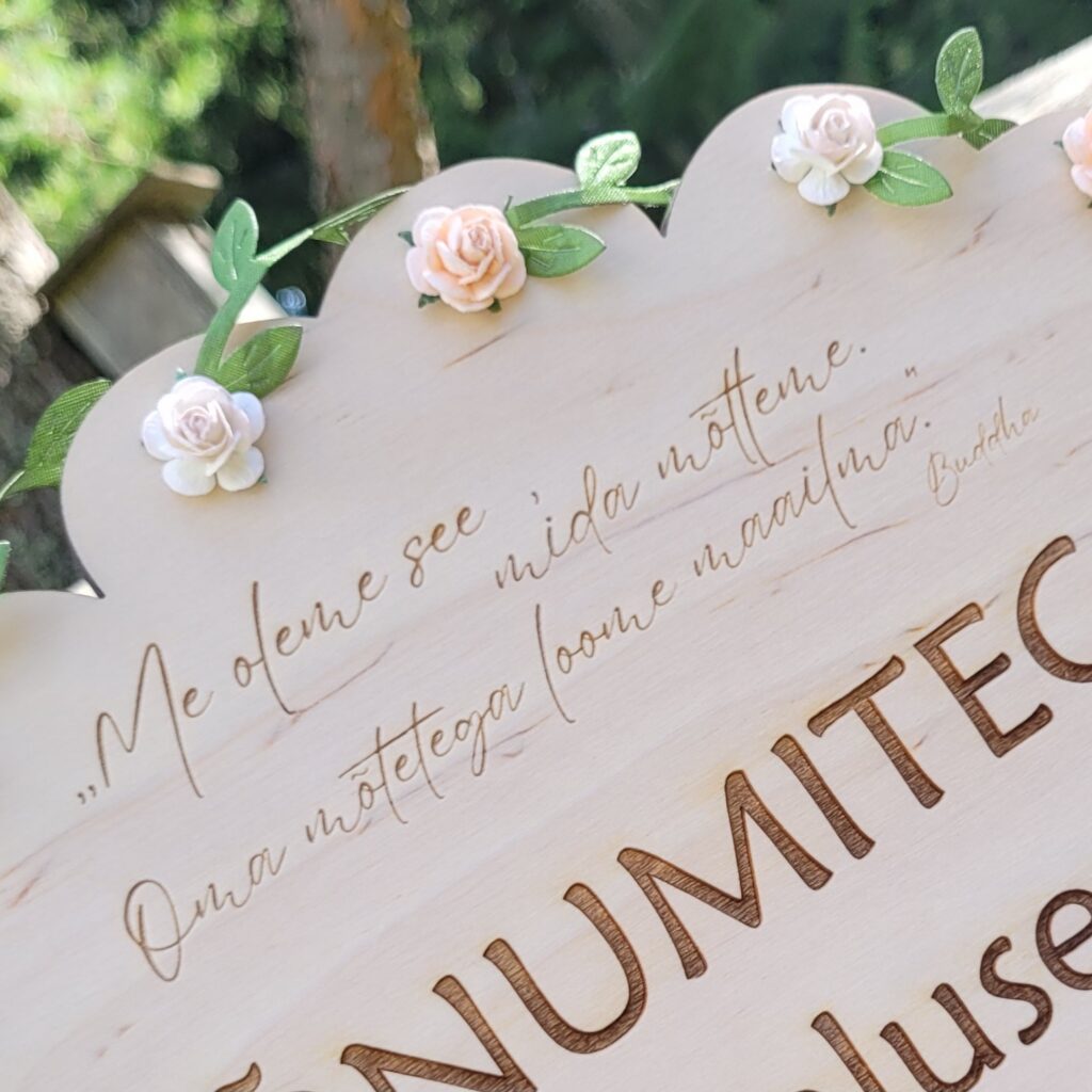 Inspireerivate sõnumitega tassialused